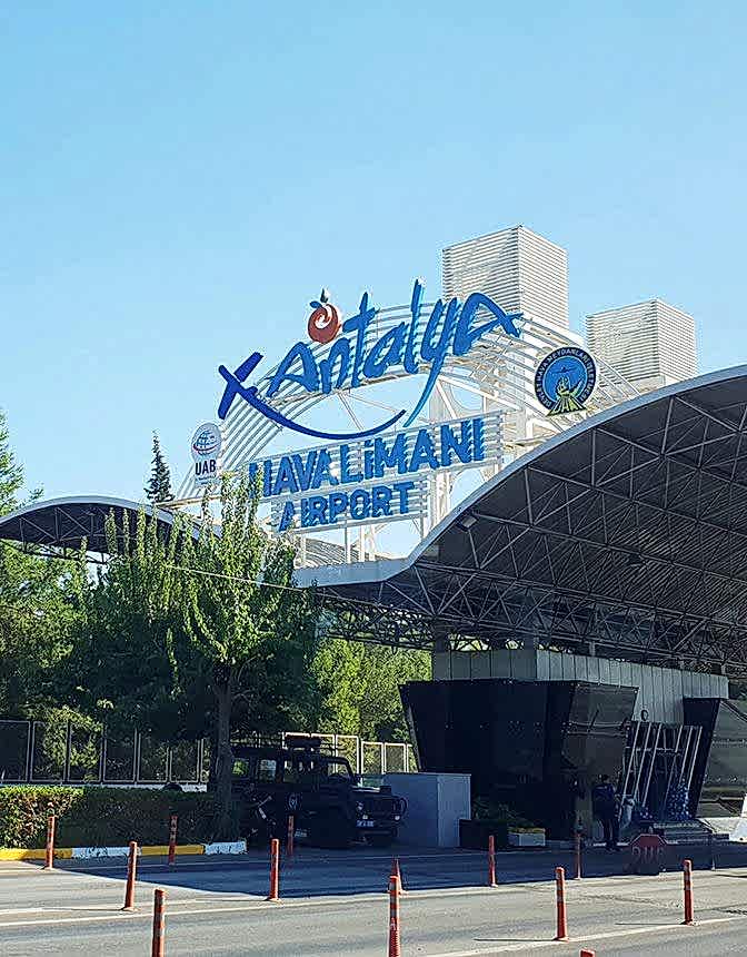 Antalya Havalimanı girişi