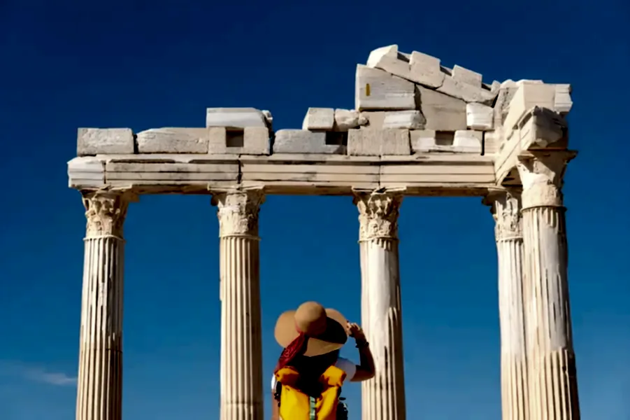 Antalya Side Antik Kenti harabelerini inceleyen gezgin kadın