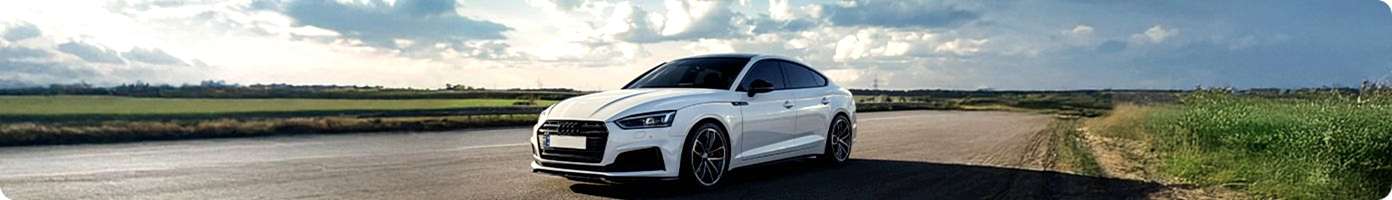 yolda giden beyaz araç kiralama header görseli