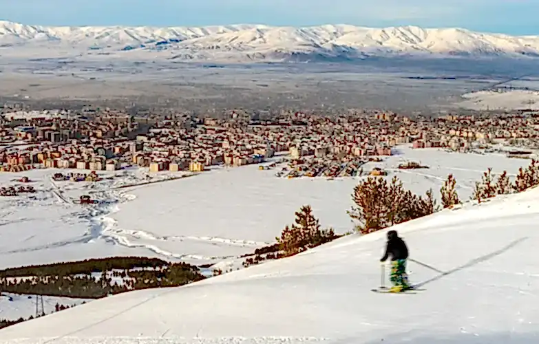 Palandöken Kayak Merkezi'nde kayan insan