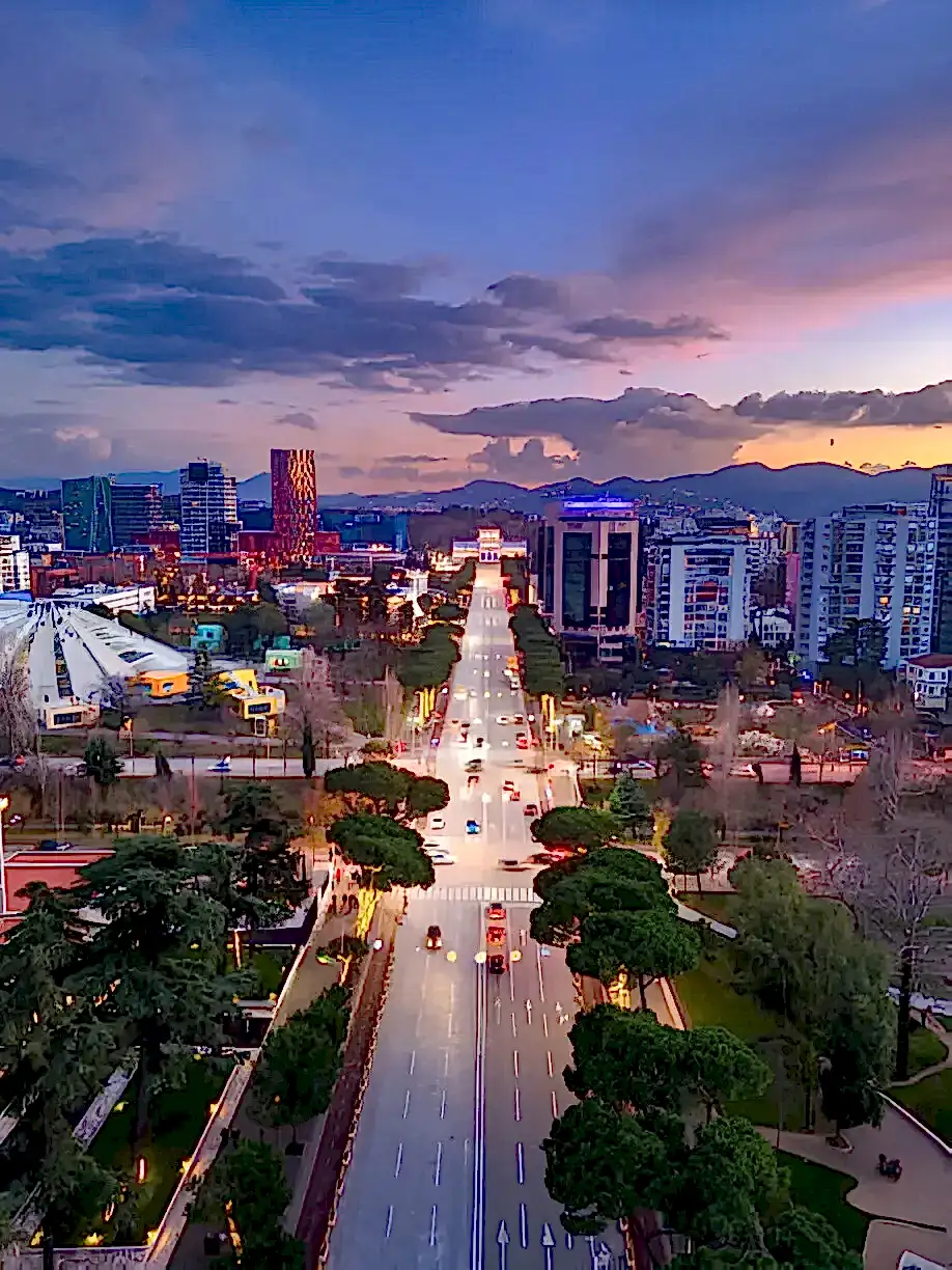 Tiran şehir meydanı